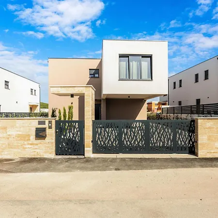 Amazing Home In Vodice בית נופש *